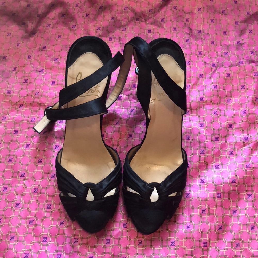 Authentic Christian Louboutin satin 👠 heels